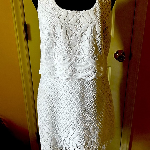 Lilly Pulitzer White lace dress.  Fully lined - Picture 2 of 9